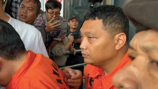 Irvian Bobby saat menuju mobil tahanan di Gedung Merah Putih KPK