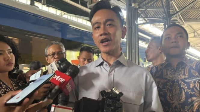Wakil Presiden Gibran Rakabuming Raka memberikan keterangan