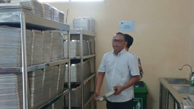 Petugas mengecek kelengkapan SPPG di Kabupaten Tangerang