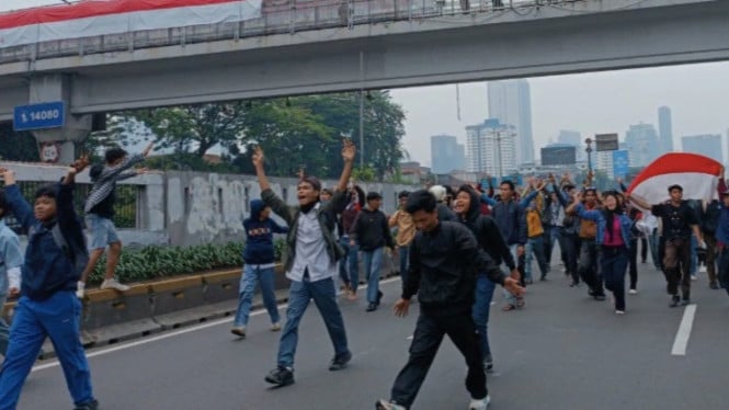 Sejumlah pelajar saat mendatangi lokasi unjuk rasa di depan Gedung DPR