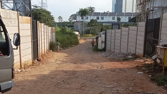 Warga Kampung Kandang Sapi Nekat Bangun Jalan dengan Uang Swadaya