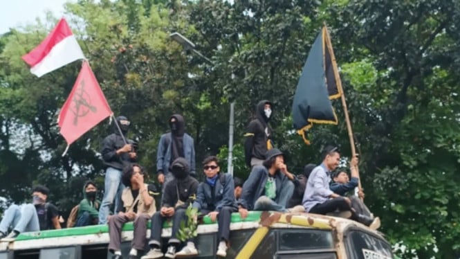 Sejumlah massa aksi dari elemen mahasiswa tiba di Jalan Gerbang Pemuda
