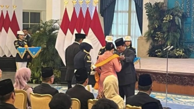 Presiden Prabowo Subianto memberikan tanda kehormatan
