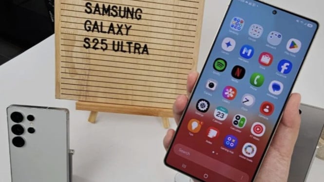 Tampilan ponsel Samsung Galaxy S25 Ultra