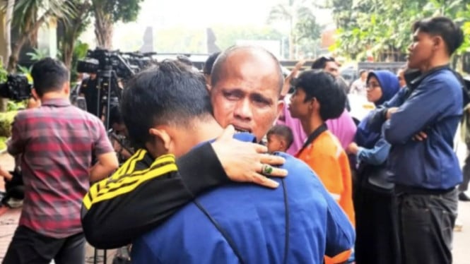 Seorang ayah memeluk anaknya yang akhirnya dipulangkan