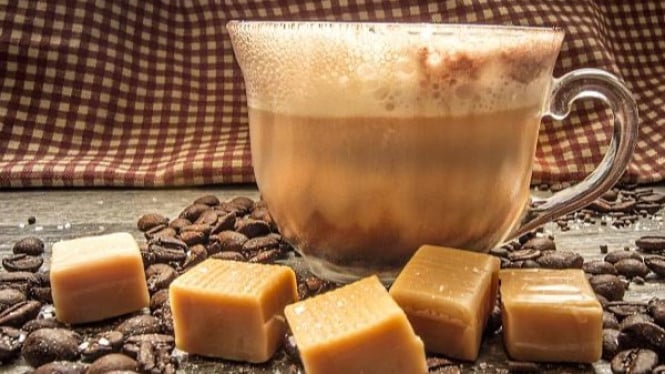Ilustrasi minuman cokelat salted caramel