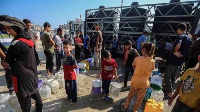 Sejumlah warga Palestina antre mendapatkan air