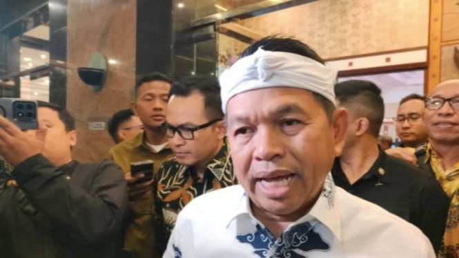 Gubernur Jawa Barat Dedi Mulyadi memberikan keterangan di Bandung