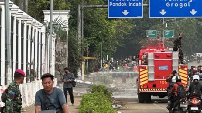 Damkar dikerahkan untuk menghilangkan sisa gas air mata