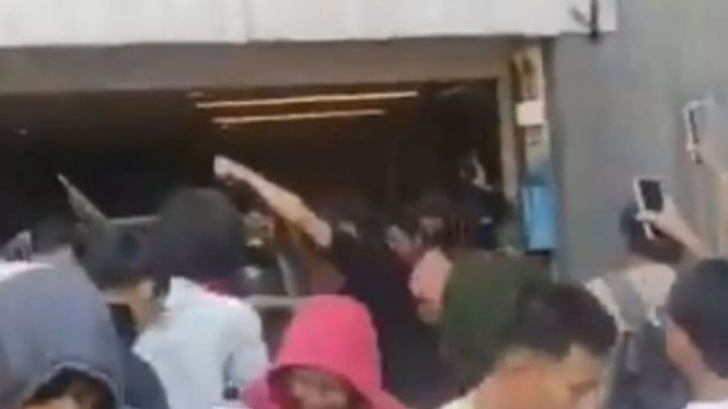 Warga geruduk rumah anggota DPR RI Ahmad Sahroni di Tanjung Priok