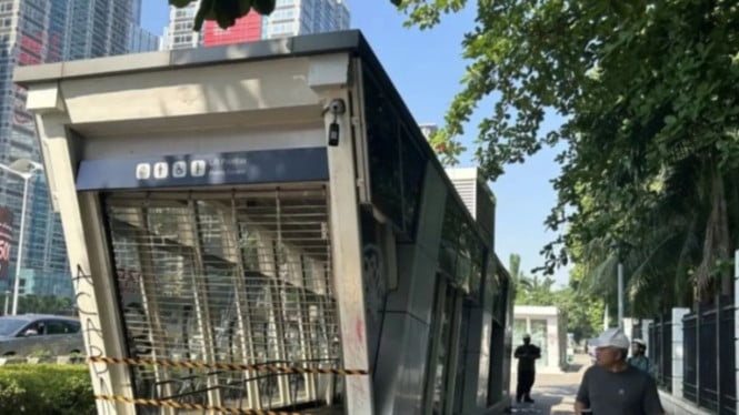 Stasiun Istora yang ditutup karena mengalami kerusakan pasca demo
