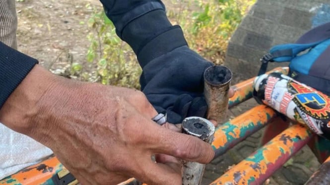 Pemulung pamerkan bekas selongsong gas air mata
