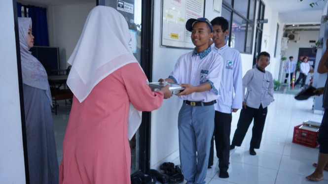 Program MBG di SMK TI YPML Cipondoh.