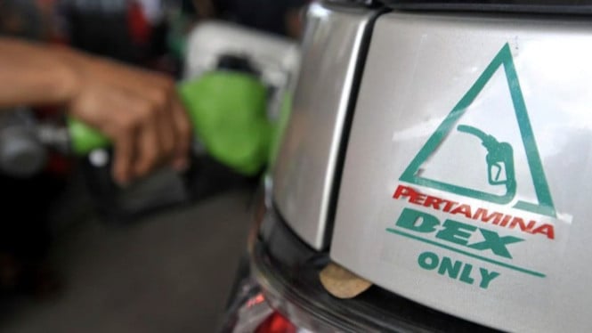 Petugas mengisi bahan bakar pertamina dex ke kendaraan