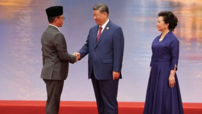 Menlu Sugiono berjabat tangan dengan Xi Jinping dan Peng Liyuan
