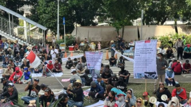 Ratusan warga Pati di depan Gedung Merah Putih KPK Senin (1/9/2025)