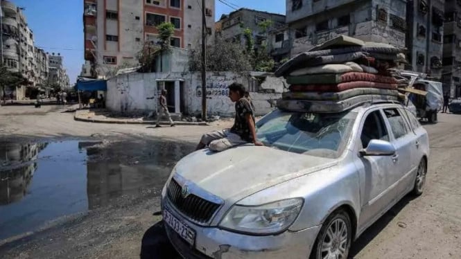 Warga Palestina mengungsi ke jalur Gaza Selatan di Kota Gaza