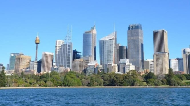 Sydney Tower Eye di antara bangunan tinggi di kota Sydney