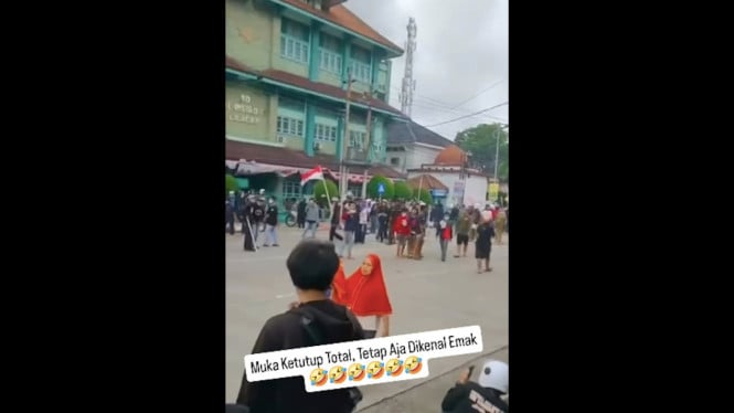 Tangkapan layar pendemo ‘ketahuan’ ibunya dan disuruh pulang