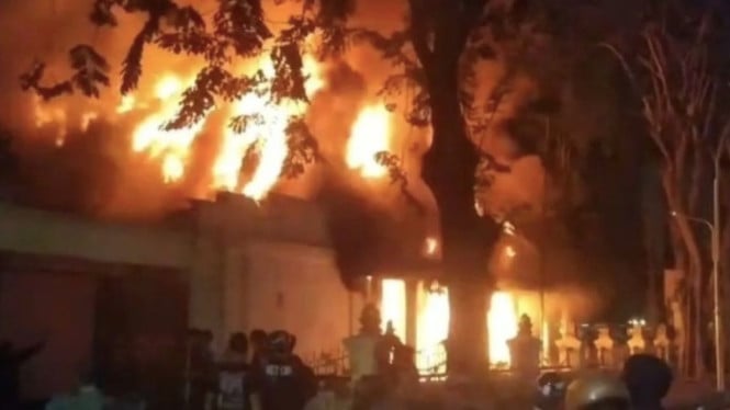 Gedung Negara Grahadi Surabaya dibakar pada Sabtu (30/8) malam