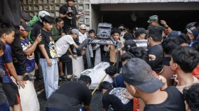 Massa mengeluarkan barang milik anggota DPR Ahmad Sahroni