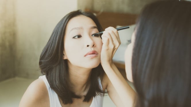 Ilustrasi menggunakan eyeliner