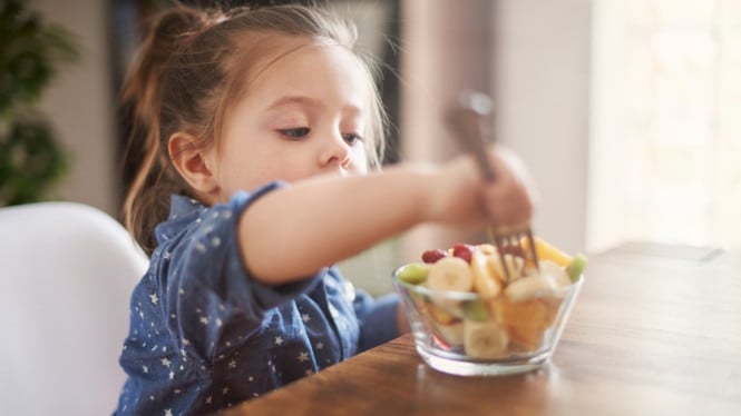 Ilustrasi anak makan