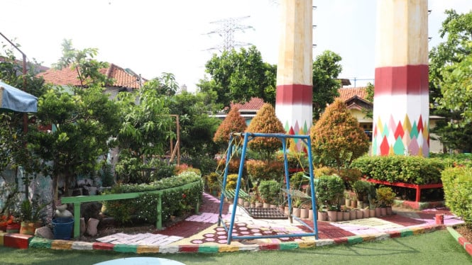 Warga bersama-sama membersihkan Kampung Jimpitan