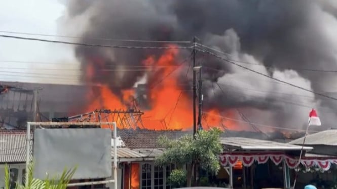 Kebakaran hebat di Asrama Polsek Serpong, Rabu (03/09/2025)