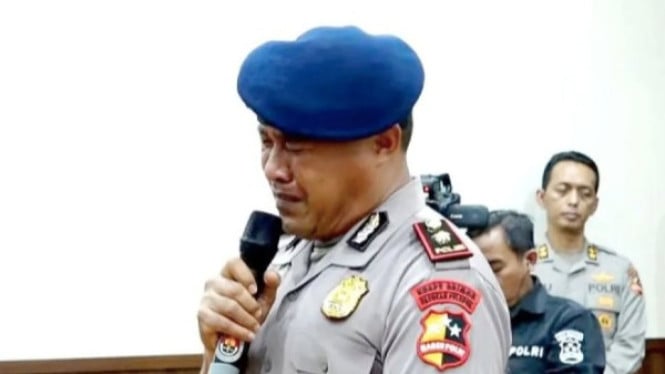 Kompol Kosmas K. Gae menangis saat berbicara dalam sidang