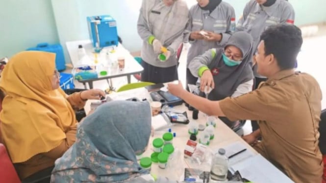 Dinkes Kota Tangerang melakukan pengujian kualitas air di rumah warga