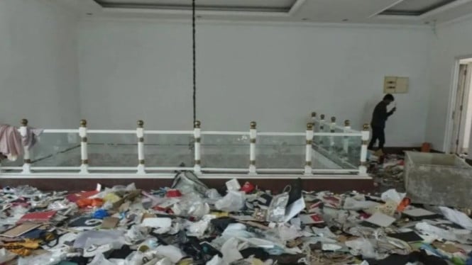 Rumah Uya Kuya di Pondok Bambu yang berantakan usai penjarahan