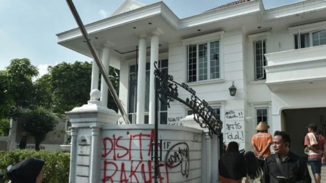 Rumah Uya Kuya di Pondok Bambu yang berantakan usai penjarahan