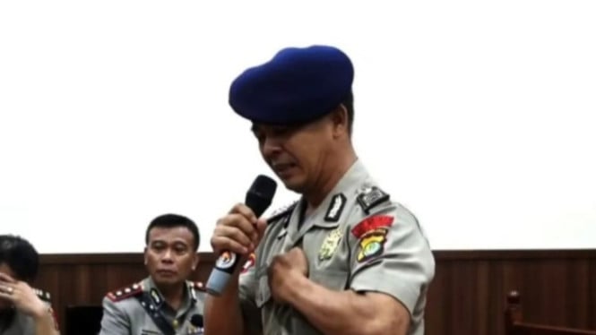 Bripka Rohmat menangis saat berbicara dalam sidang etik
