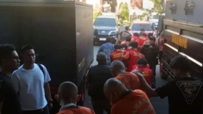 Puluhan tersangka kerusuhan digelandang di Markas Polrestabes Surabaya