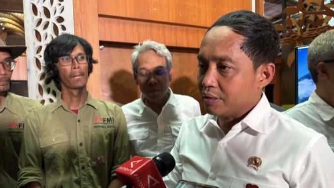 Menhut Raja Juli Antoni menjawab pertanyaan wartawan