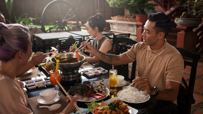 ilustrasi makan di restoran