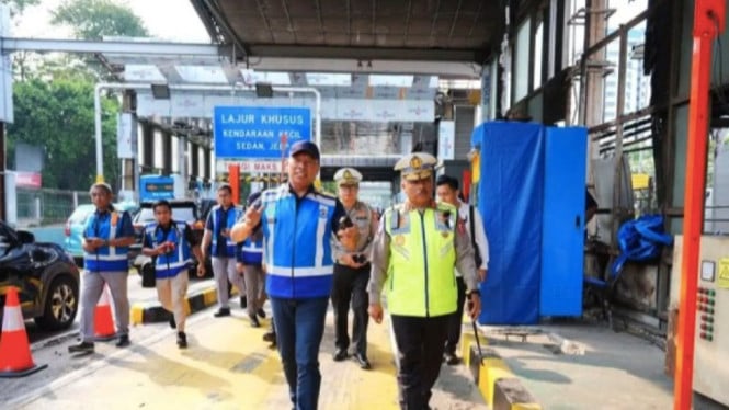 Kakorlantas Polri bersama Dirut Jasa Marga meninjau gerbang tol