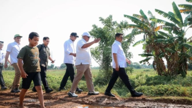 Gubernur Banten Andra Soni sempat meninjau kondisi jalan poros desa