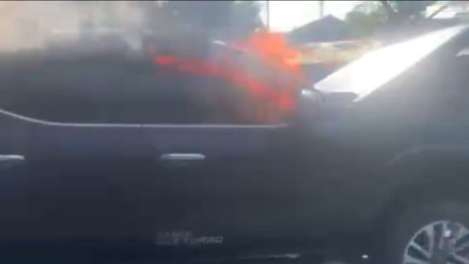 Mobil Double Cabin Ludes Terbakar di Neglasari Tangerang