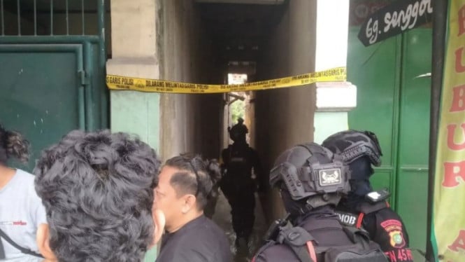 Petugas dari Brimob melakukan pengamanan pada lokasi ledakan
