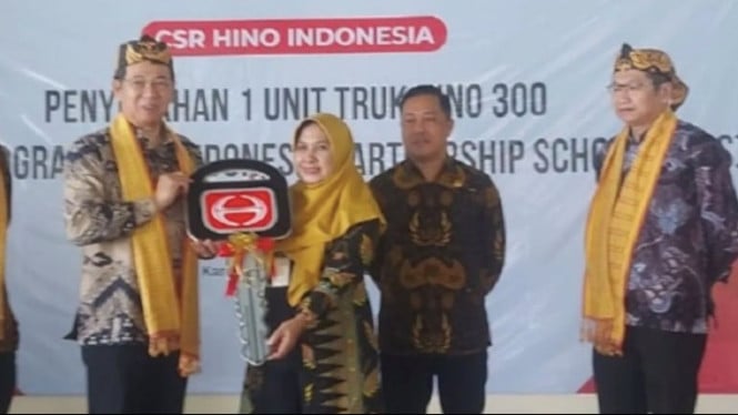 Penyerahan secara simbolis kunci kendaraan truk Hino