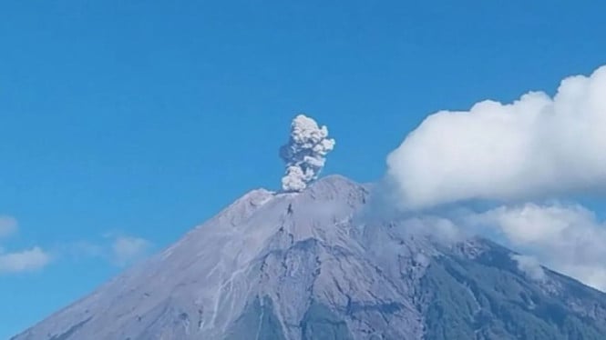 Gunung Semeru erupsi pada Minggu (14/9/2025) pukul 07.33 WIB