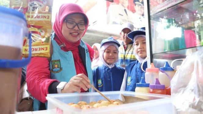 Uji sampel jajanan anak di kantin SD Negeri Cipondoh 3