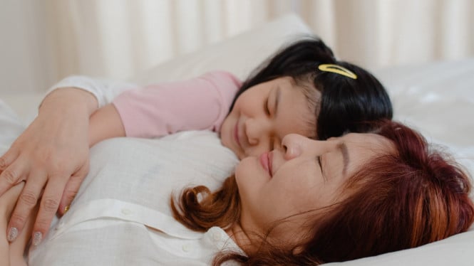 Ilustrasi tidur bersama anak
