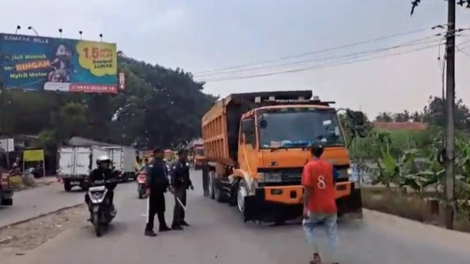 Truk Tambang yang Disetop Warga