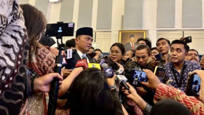 Mensesneg jawab pertanyaan wartawan pasca acara pelantikan