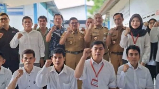 Kepala Disnaker foto bersama peserta On the Job Training (OJT)