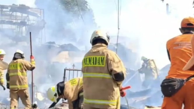 Damkar Jaktim saat memadamkan api di Cipinang Besar Selatan