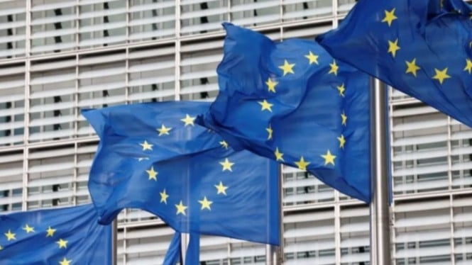 Bendera Uni Eropa berkibar di depan kantor Komisi Eropa di Brussels
